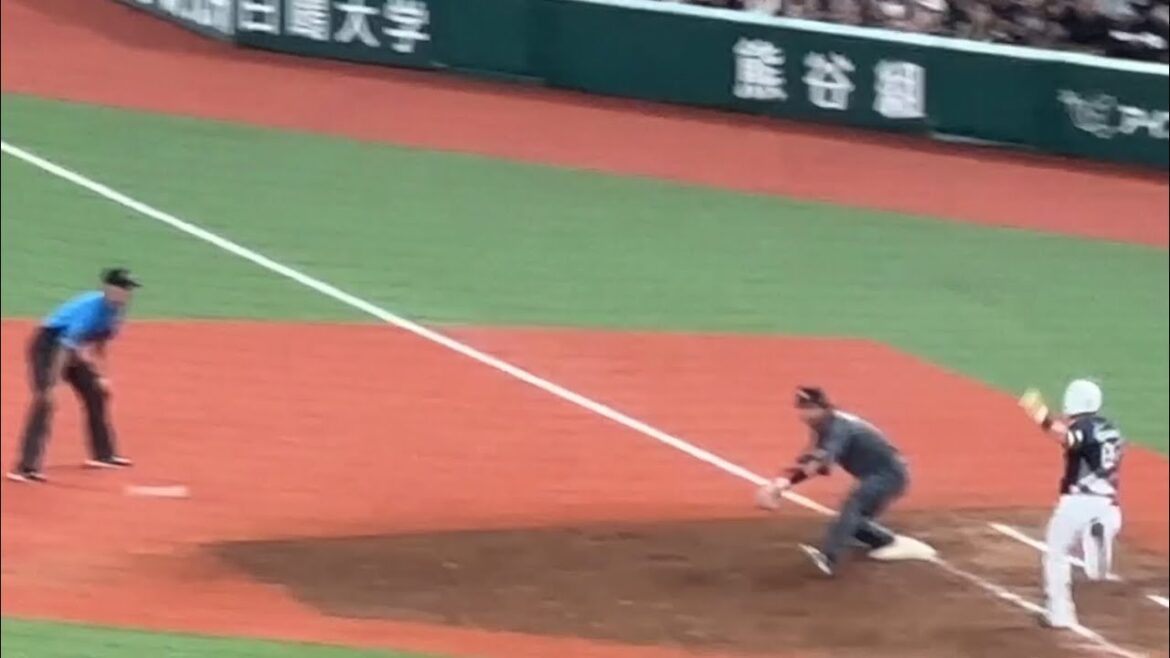 『西武・児玉が痛すぎるバント失敗 負傷交代のダブルパンチに顔をしかめる』(デイリー) の場面…【西武vs ロッテ】2024/7/6 『西武・児玉が痛すぎるバント失敗 負傷交代のダブルパンチに顔をしかめる』(デイリー) の場面…【西武vs ロッテ】2024/7/6