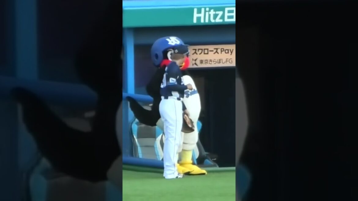 つば九郎、元山飛優を優しく抱きしめる #東京ヤクルトスワローズ #つば九郎 #埼玉西武ライオンズ #shorts