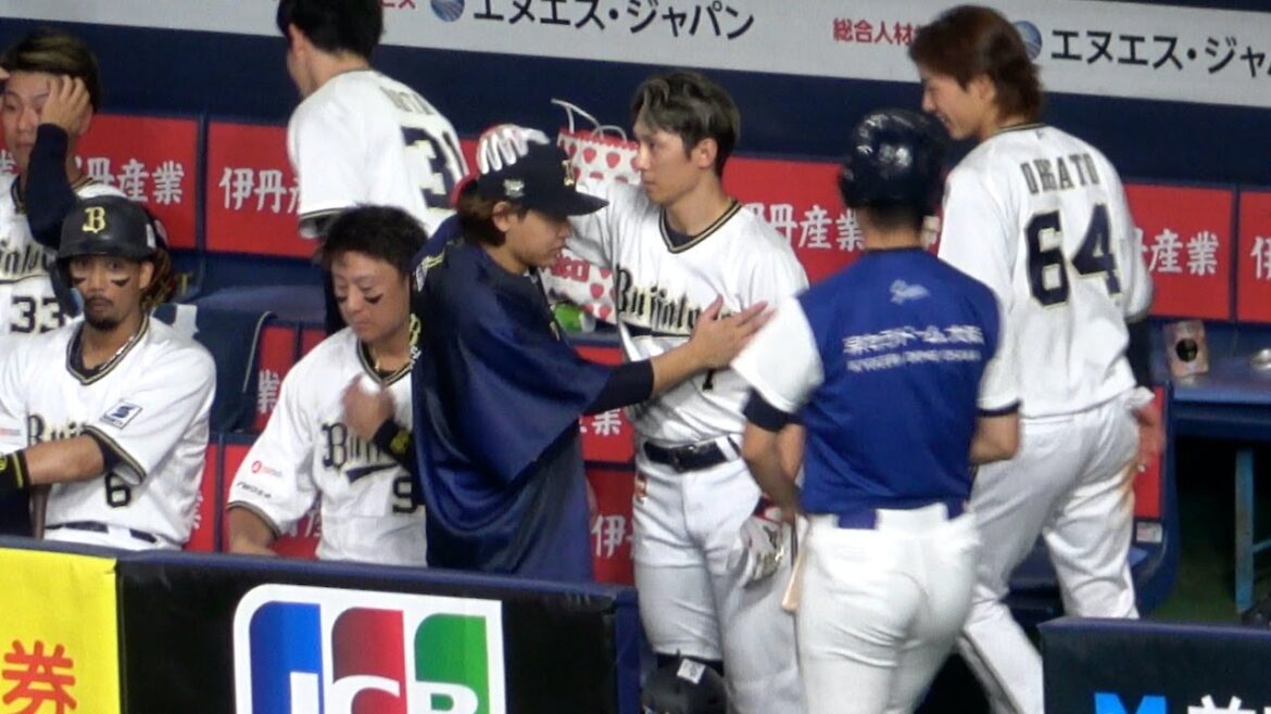 9回裏先頭で出塁した西川龍馬、好投した宮城大弥の頭を撫でる