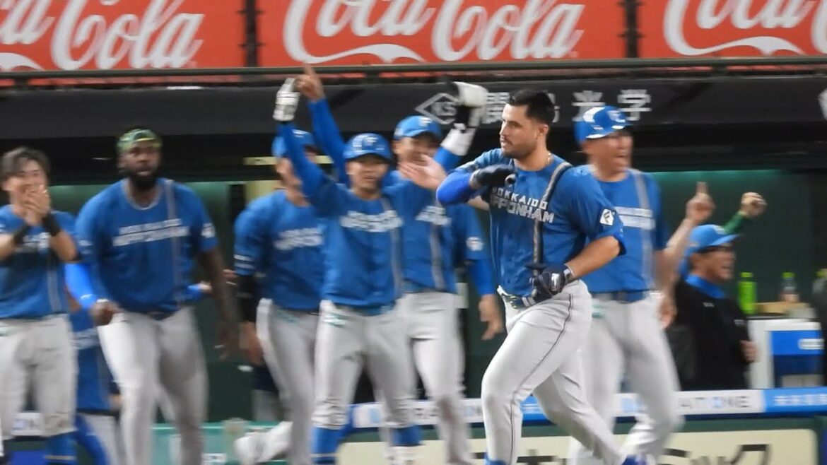 【豪快確信バット投げ】完璧すぎてバットもヘルメットも投げる！アリエル・マルティネス、値千金の勝ち越し3ランホームラン！ベンチでレイエスと歓喜の抱擁 2024.7.10