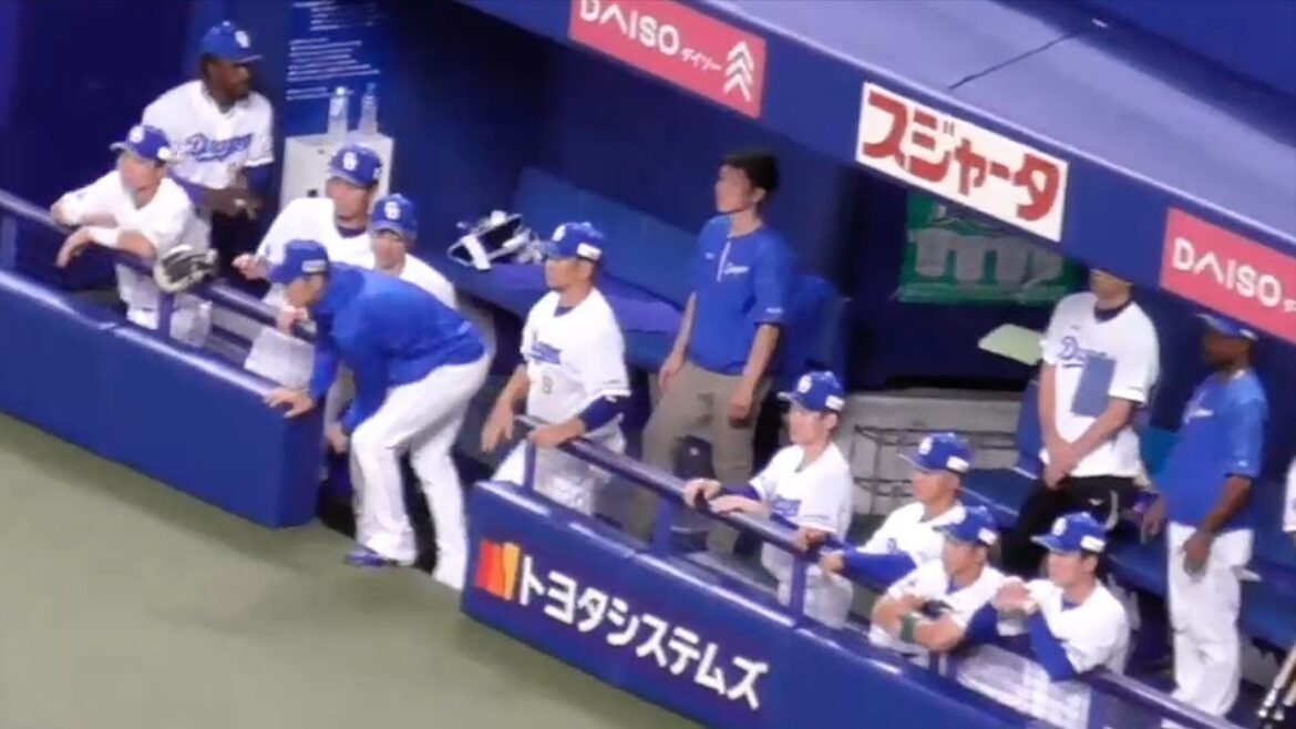 勝利の瞬間のドラゴンズベンチ 髙橋宏斗の笑顔 ライデル通算150セーブ達成! 中日ドラゴンズVS阪神タイガース 2024/07/12 勝利の瞬間のドラゴンズベンチ 髙橋宏斗の笑顔 ライデル通算150セーブ達成! 中日ドラゴンズVS阪神タイガース 2024/07/12