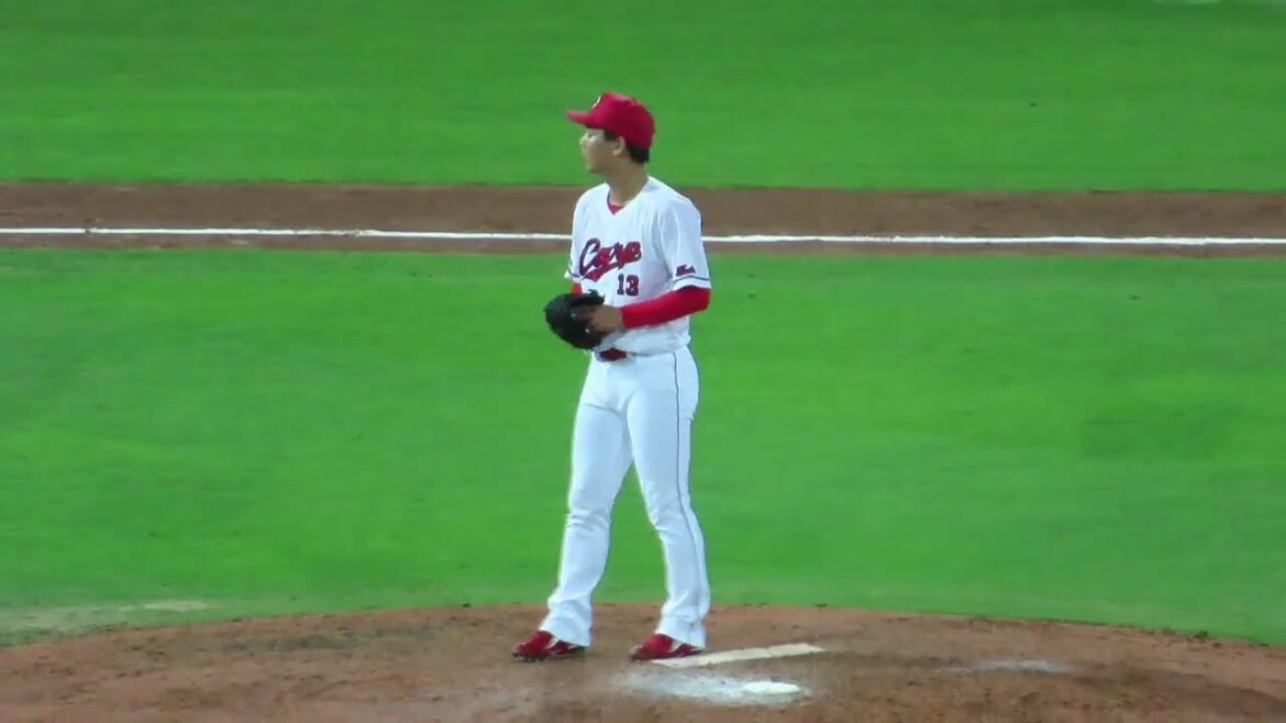 カープ8回 1アウト1、2塁でピッチャー森浦へ交代　