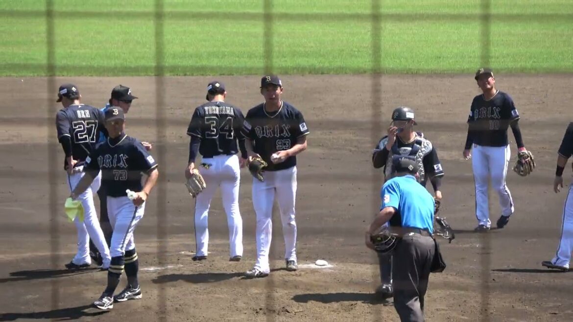 オリックスバファローズ 牧野塁投手コーチがタイムで佐藤一磨投手に給水させる 2024/7/4 ちゅーるスタジアム