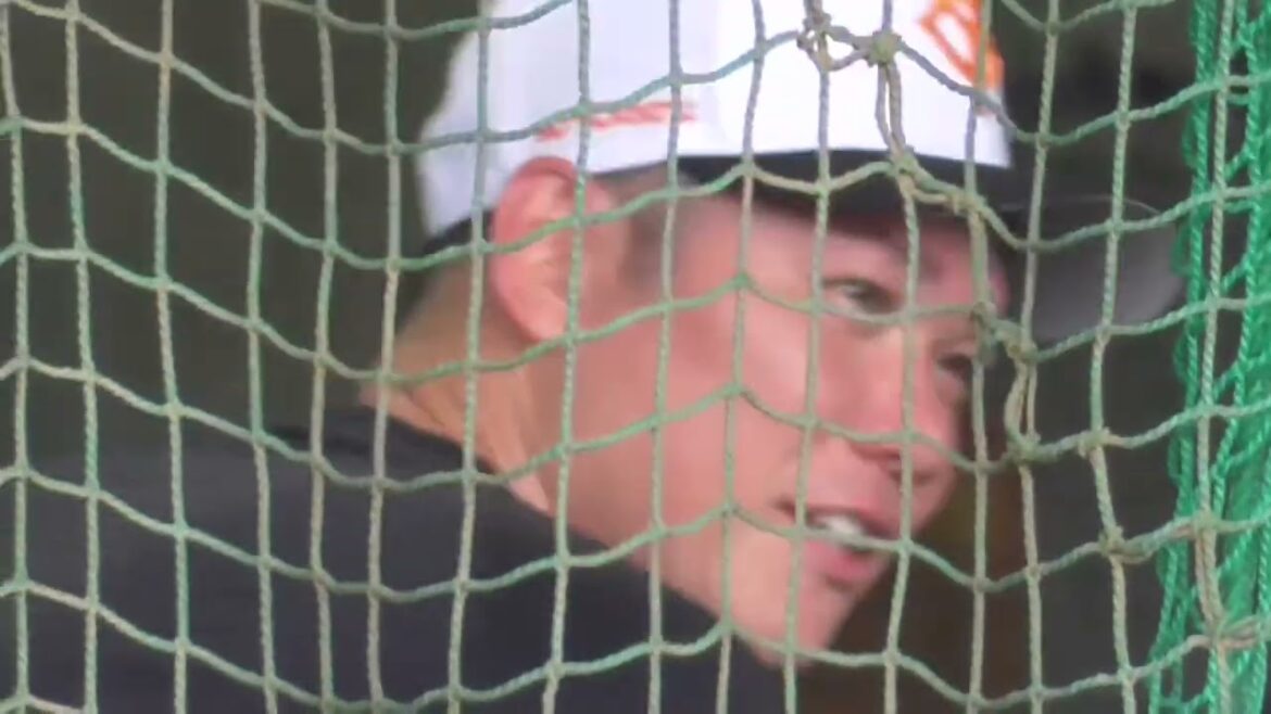 打撃タイム休憩にウィーラーとお喋り 最後にファンサ良し 天使かな坂本勇人