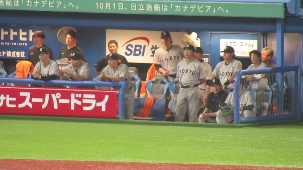 【ジャイアンツベンチ】粘る立岡宗一郎を応援するケラーやバルドナードなどの選手たち（ヤクルトスワローズ対 読売ジャイアンツ 2024年7月5日）
