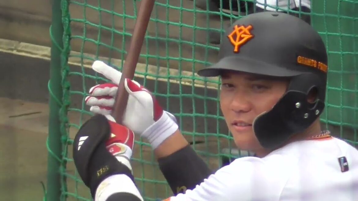 秋広優人タイムリーでベンチ盛り上がり ウィーラーと楽しそうに話すむしゃむしゃ坂本勇人