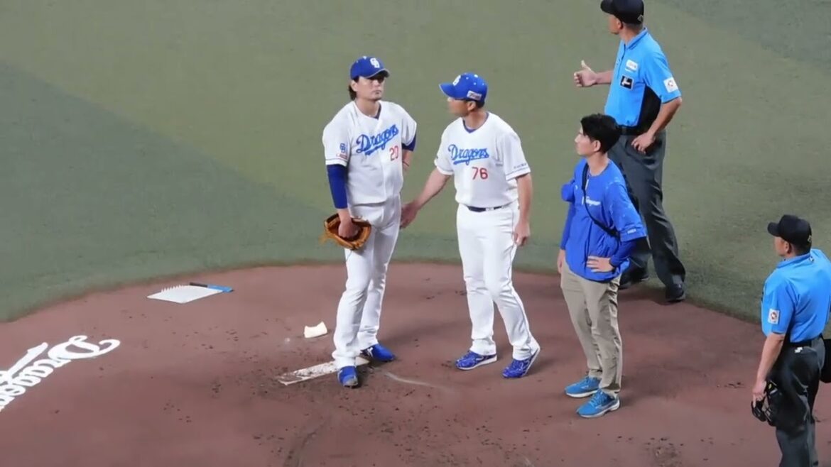 【異変を察知】投球練習中に涌井の異変に気づいた投手コーチ 涌井に声をかけ自らマウンドを降りる