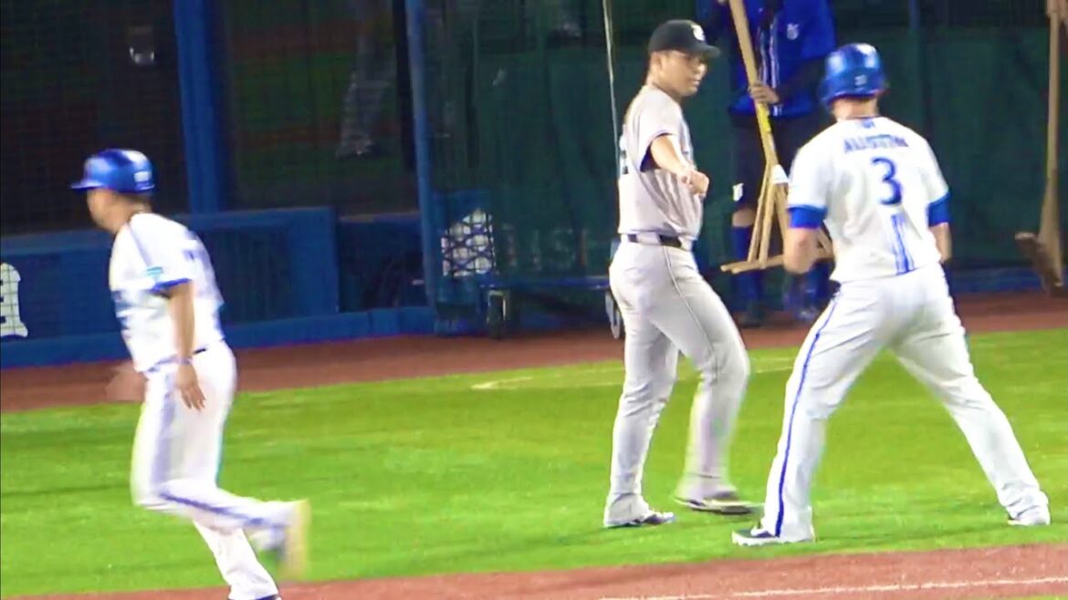 タイムリーのオースティン、岡本とおしゃべりの後、大城からグータッチで祝福されてたw 横浜DeNAベイスターズ  2024/6/27