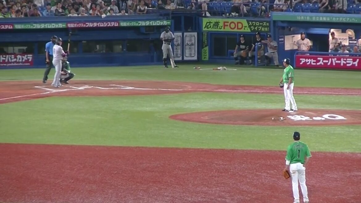 嘉弥真新也からセンターへのツーベースヒットを放つ丸佳浩2024年7月6日 ヤクルトスワローズ対 読売ジャイアンツ