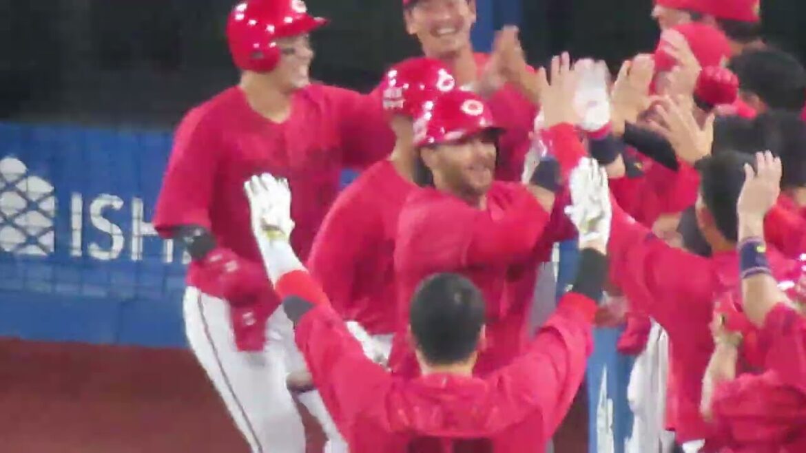 カープ7回 シャイナー 来日初3ランホームラン　ベンチも外野ビジター外野カープファンお祭り騒ぎ🤣