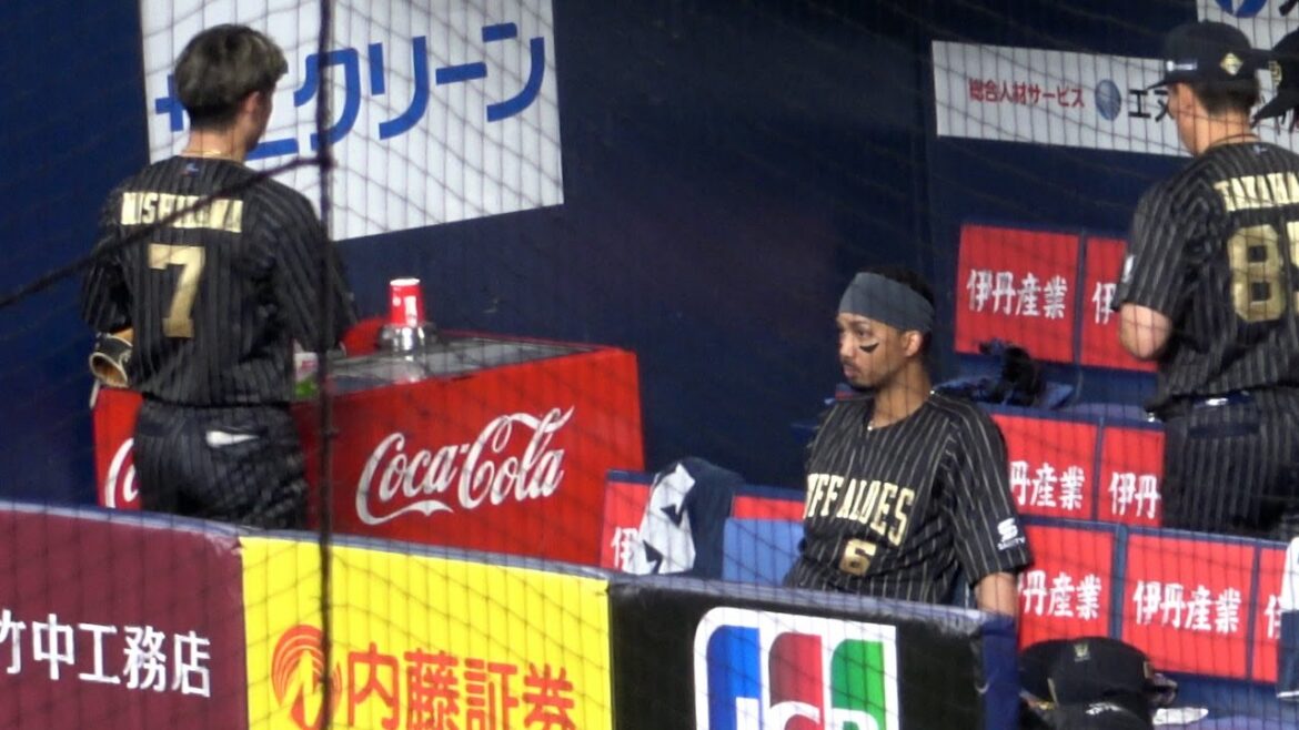 西川龍馬のポケットの裏地をなおしてあげる宗佑磨