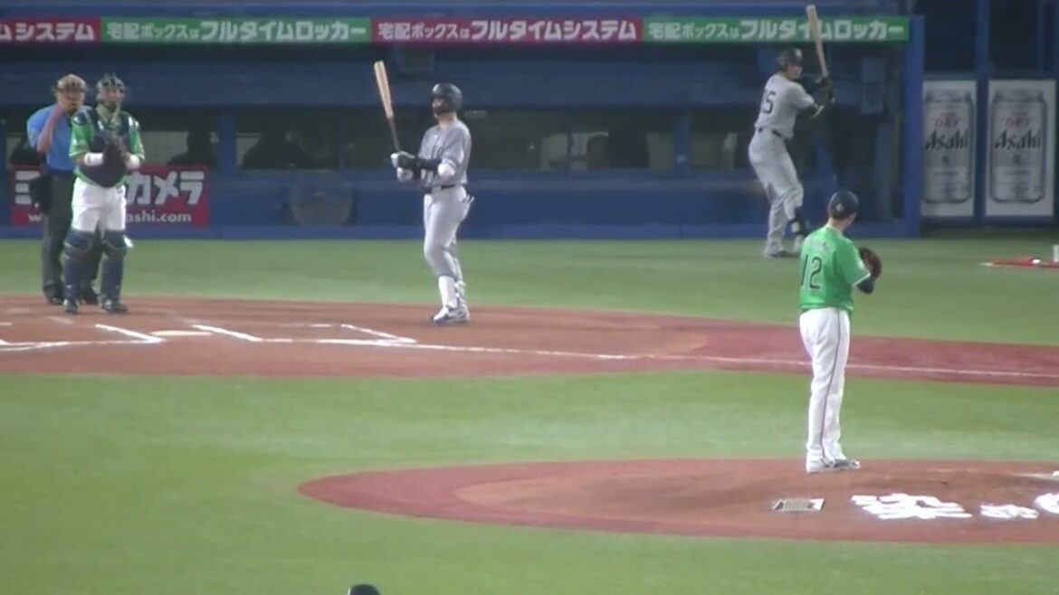 粘る岸田行倫をショートゴロに打ち取る石山泰稚（2024年7月5日ヤクルトスワローズ対 読売ジャイアンツ）