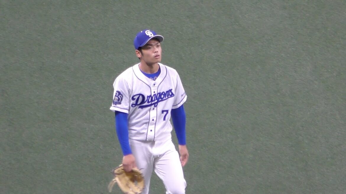 捕球直後のライト根尾昂【中日ドラゴンズ 2021年プロ野球】