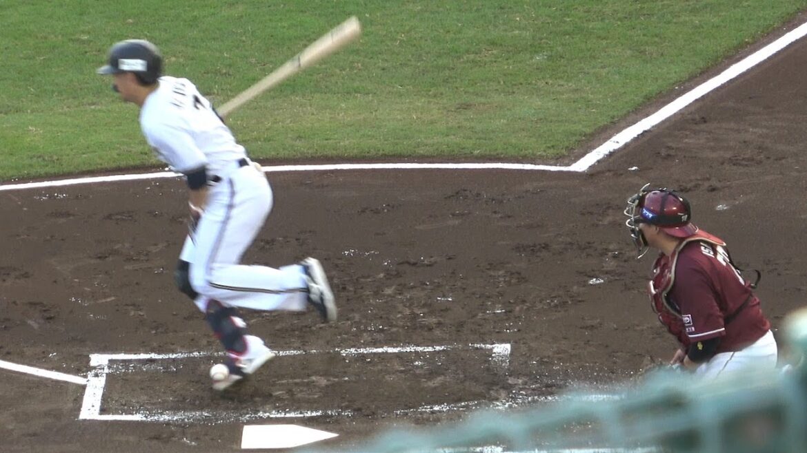 自打球が股間に直撃した西川龍馬、耐えきれずベンチ裏へ→治療中、同郷の森友哉と楽天村林が仲良く談笑する