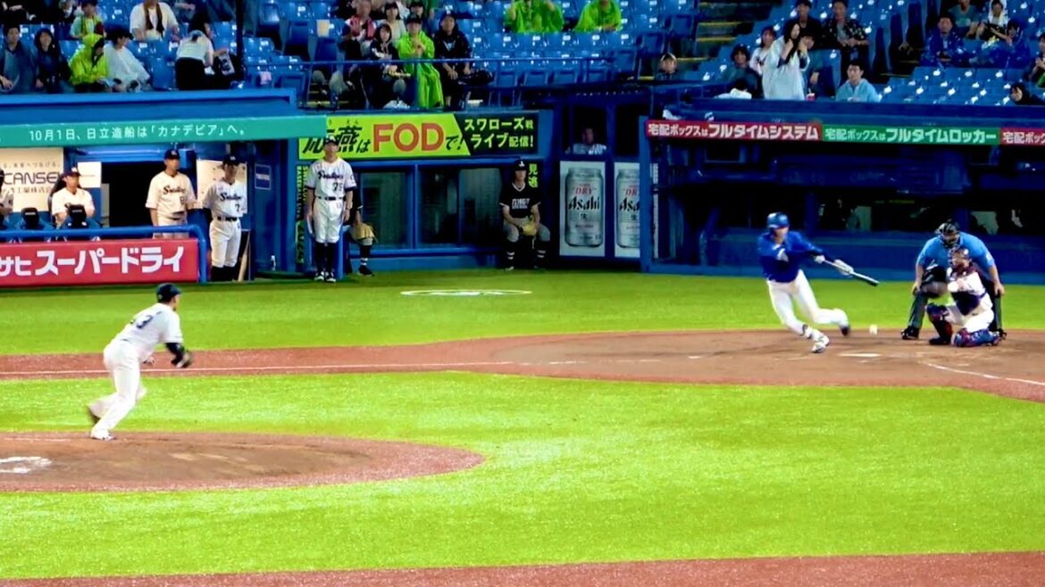 雨天中断した後の初球でセーフティ成功させる梶原昂希！ 横浜DeNAベイスターズ