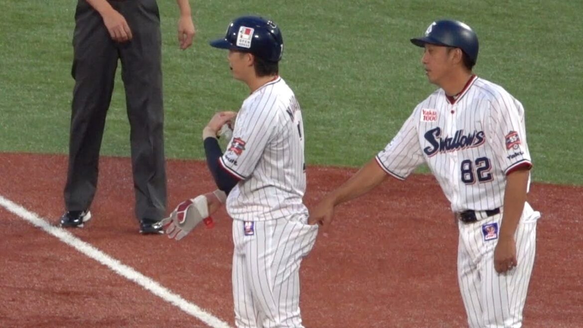 「待って！ポケット出てる！」長岡秀樹のポケットを直してあげる松元コーチとのやりとり 東京ヤクルトスワローズ 2024/07/21