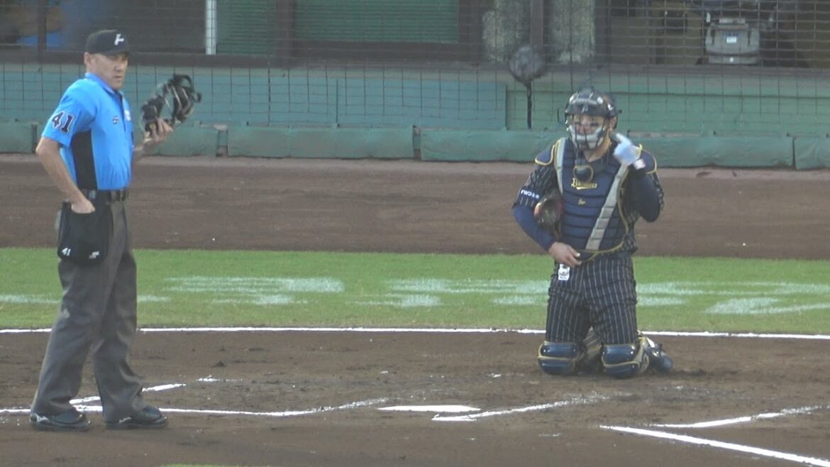 痛烈な一発を浴びてしまったペータに「切り替えろ！」と指示する若月健矢→後続を断つペータ！