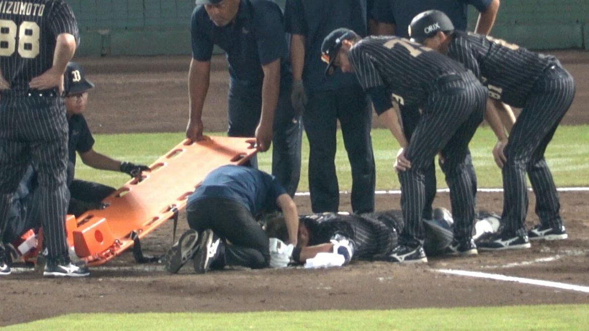 頓宮裕真への頭部死球ですぐさまトレーナーやコーチ陣が集まり、場内が騒然となる…