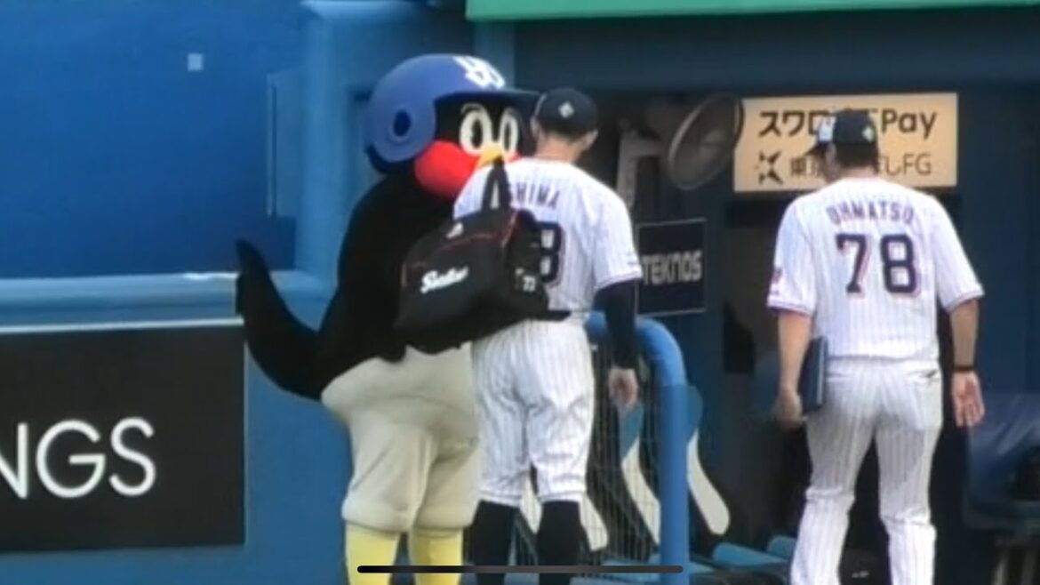 つば九郎、青木宣親と何やら語らう 20240720