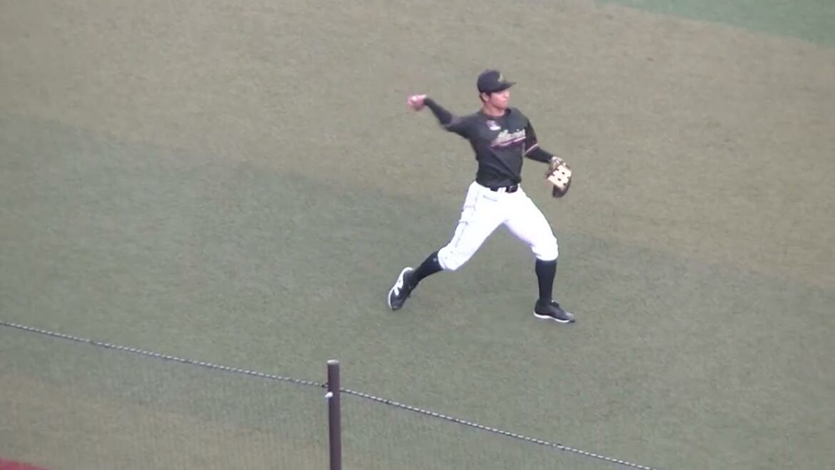 【マリーンズ】中村奨吾がベンチ前でキャッチボール 2024年7月19日 千葉ロッテマリーンズ対 北海道日本ハムファイターズ