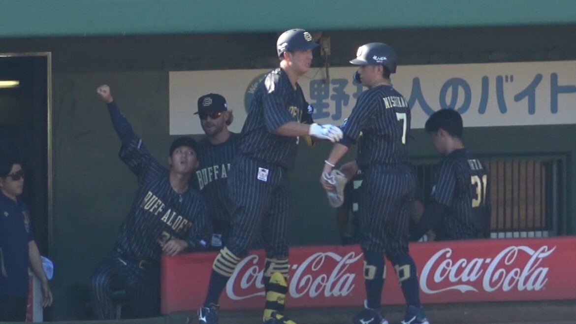 ラオウのツーランホームラン！ベンチでは石川亮が昇天ポーズで待機するもラオウは西川龍馬と昇天ポーズ！