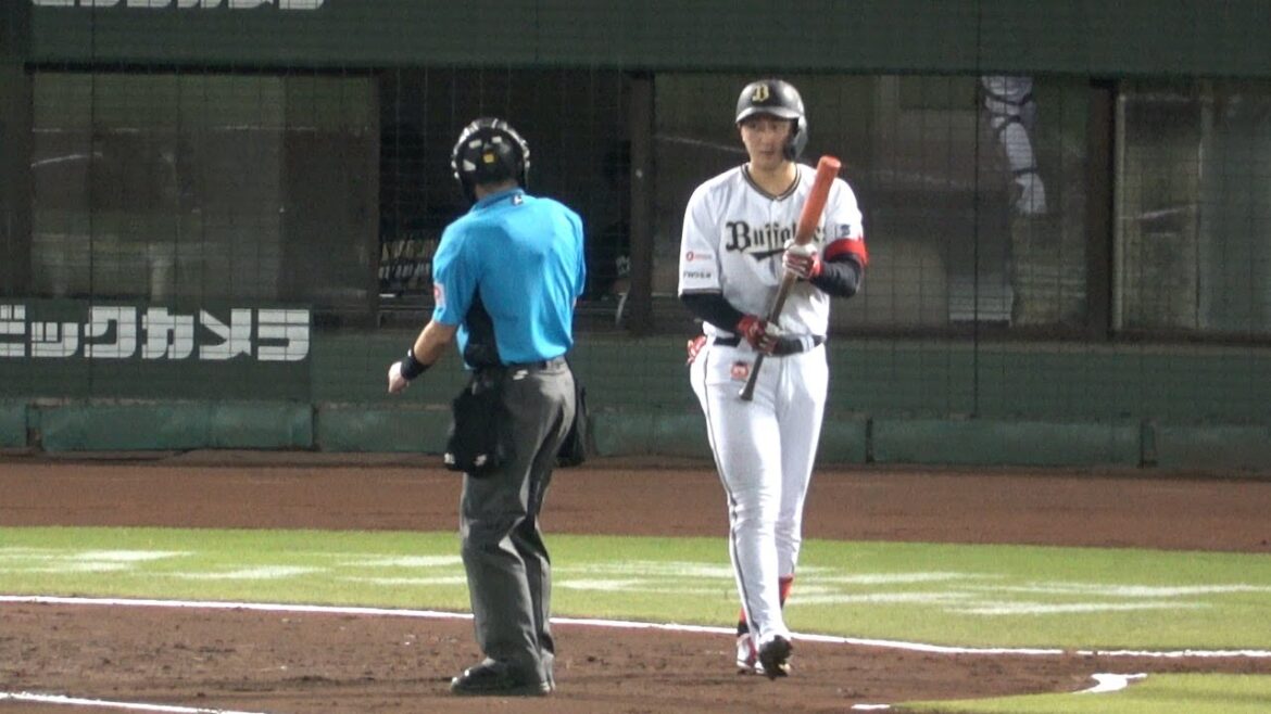 振り返ると紅林がいたのでビクッとなる白井球審