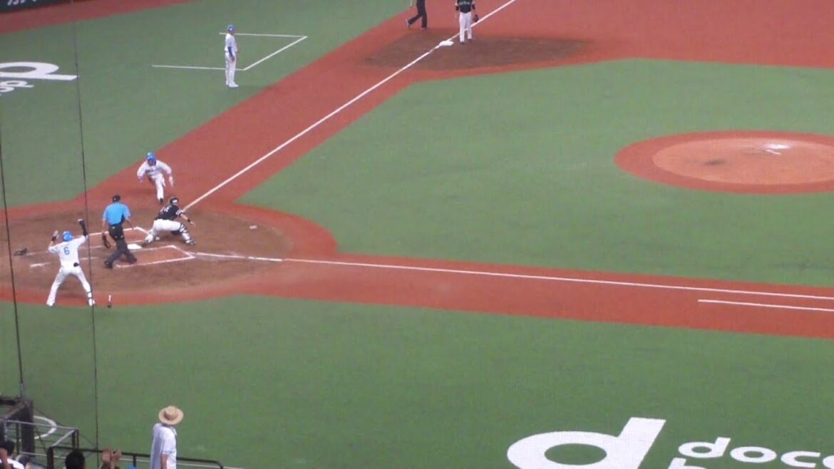 西武 奥村光一ヒットでセンター周東佑京のバックホームにより、ランナー外崎修汰クロスプレー本塁タッチアウト　のちに海野隆司は負傷交代　西武 vs ソフトバンク　2024年7月20日(土) ベルーナドーム