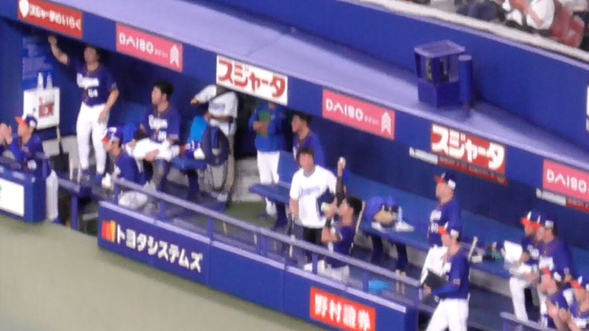 中田翔がホームランを打った瞬間の中日ベンチ　ジャイアンツ時代の名残りでドアラ人形をうっかり客席に投げ込みそうになる　ファンにも感謝の挨拶　中日ドラゴンズVS読売ジャイアンツ　2024/07/21