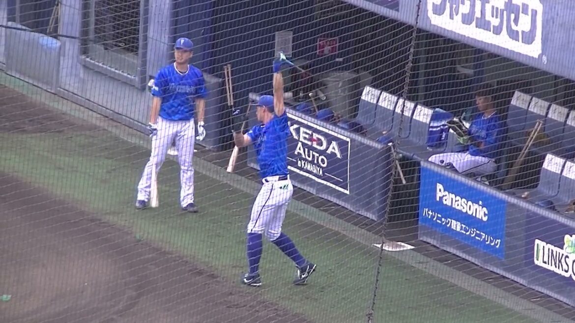 ベンチ前で素振りする大田泰示（2024年4月23日 日本ハムファイターズ対 横浜DeNAベイスターズ 2軍）