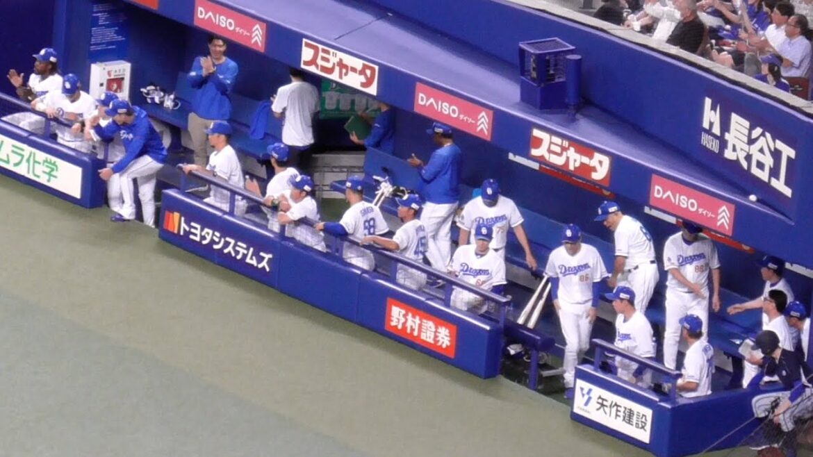 勝利の瞬間のドラゴンズベンチ　ベンチから1番に飛び出す髙橋宏斗の笑顔　中日ドラゴンズVS読売ジャイアンツ　2024/07/19