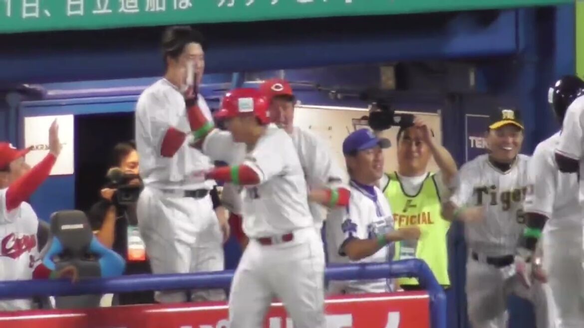 カープ坂倉将吾が逆転満塁ホームラン！カープファン代表新井監督神宮ベンチで歓喜の舞！2024年7月24日