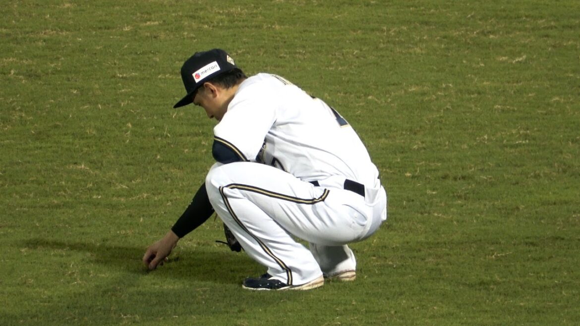投手交代の時間、暇つぶしに芝生いじりをする西川龍馬