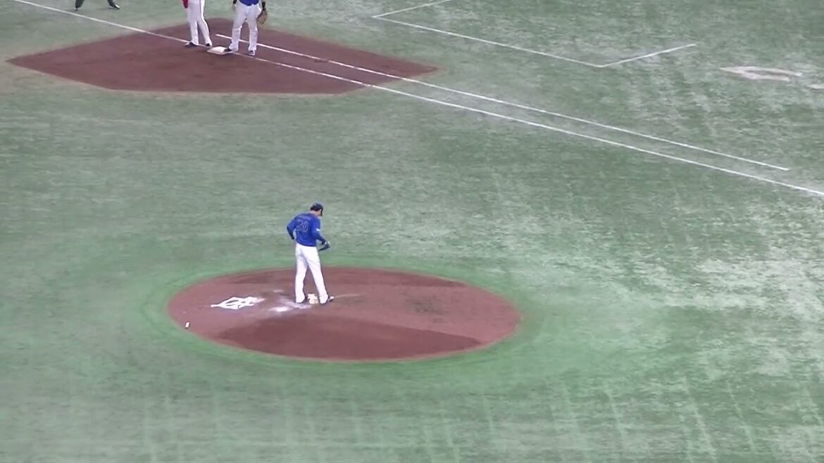 岡本和真をゲッツーに打ち取る坂本裕哉（2024年7月12日読売ジャイアンツ対 横浜DeNAベイスターズ）