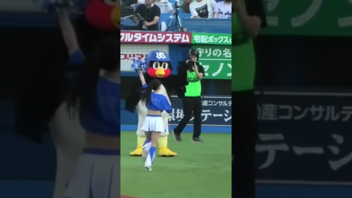 つば九郎、今日もハイタッチをスルーされるw #東京ヤクルトスワローズ #横浜DeNAベイスターズ #shorts