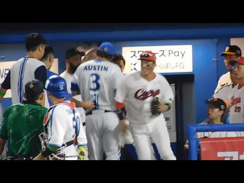 【心配】オースティン 負傷交代 小園がファーストミットを持って笑顔でファーストの守備へ入る 【心配】オースティン 負傷交代 小園がファーストミットを持って笑顔でファーストの守備へ入る