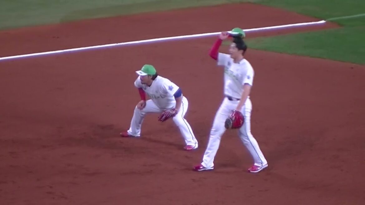 サードでノックを受ける山本祐大と宮崎敏郎【オールスターゲーム2024  2024年7月23日】