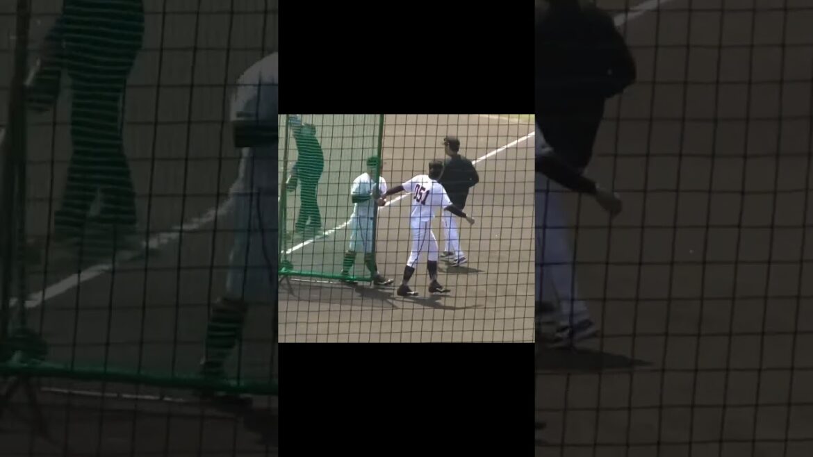 お片付けする浅野翔吾や楽しそうに浅野翔吾と話す舟越秀虎（読売ジャイアンツ対 日本ハムファイターズ 2軍戦2024年4月16日）