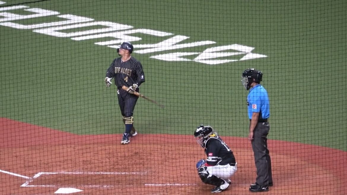 ストライク判定に納得いかない森友哉、気持ちを切り替えるため時間をかけて打席に入る→タイムリーエラーを誘う！