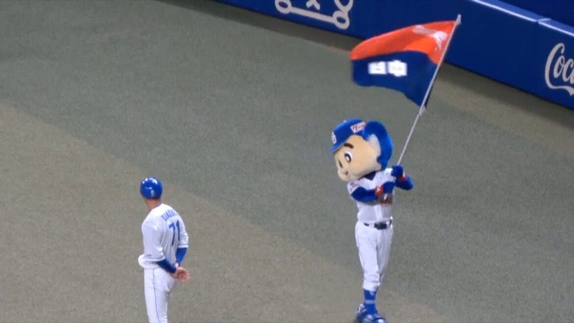 燃えよドラゴンズで旗を振りながら堂上コーチが気になるドアラ