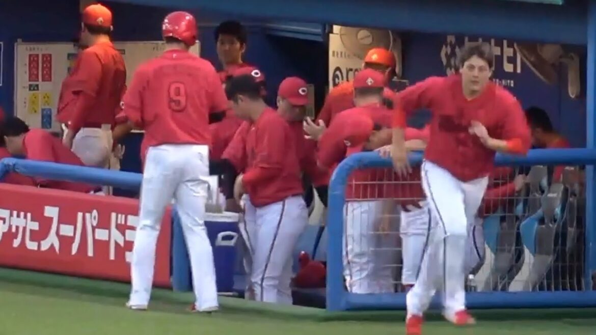 初回、中村貴浩がセンターへの先制タイムリーヒット！ 九里亜蓮、ブルペンから慌ててハイタッチに参加！2024年7月28日