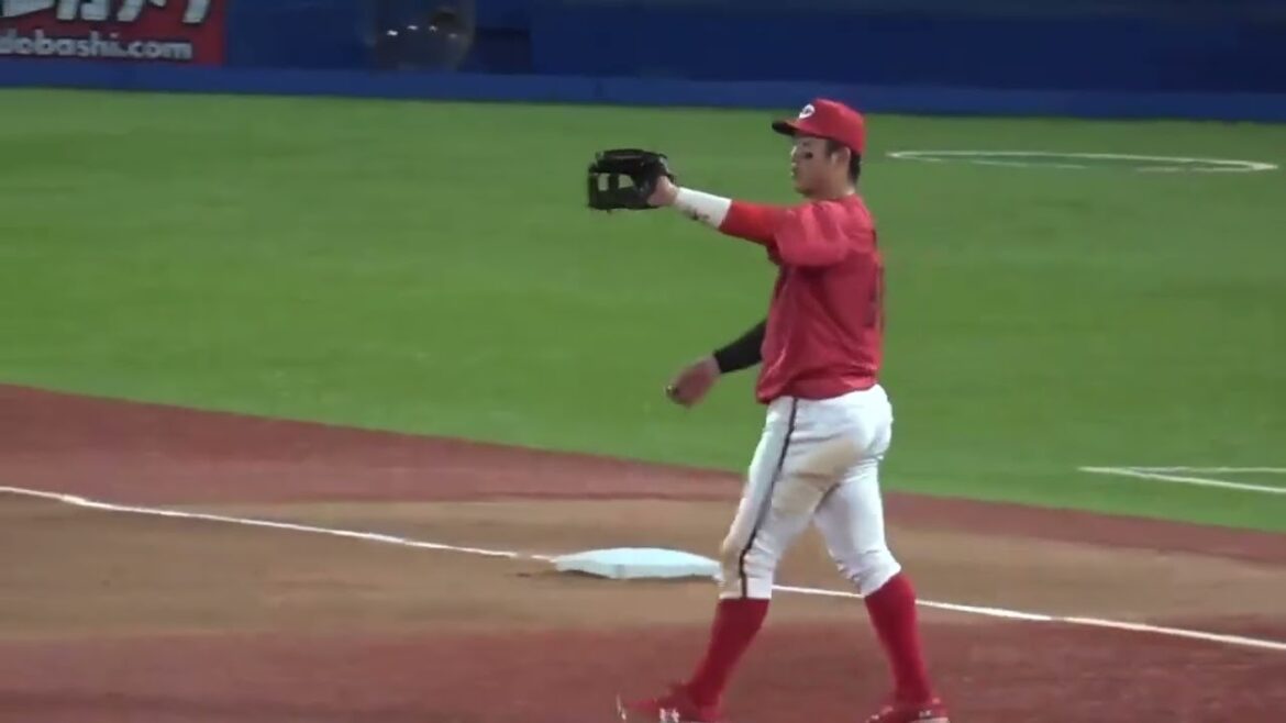 小園海斗、ライン際の鋭い打球に好反応！ナイスプレーで九里亜蓮を助ける！2024年7月28日