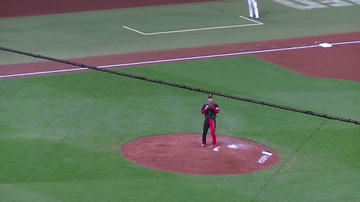 【オールスター】村上宗隆 右中間真っ二つの二塁打 激走した岡本和真 なにか三塁コーチャーの大西広樹と話す姿【オールスターゲーム2024  2024年7月23日】