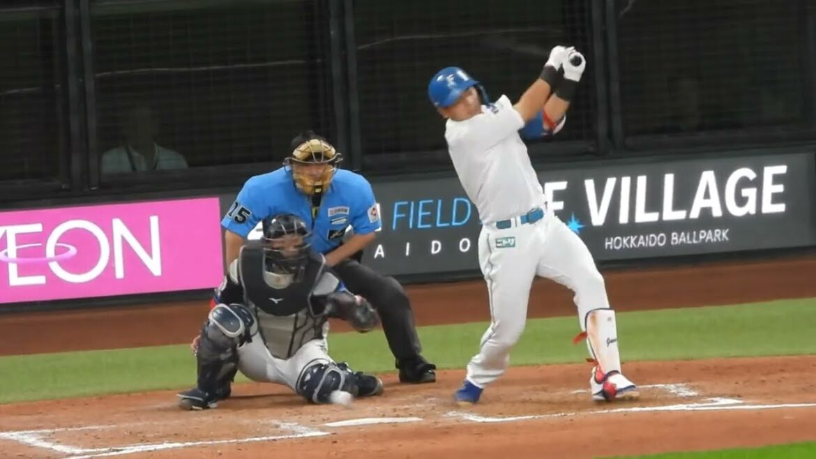 執念の一打 野村佑希が試合終盤、華麗なセンター前ヒットでチャンスを作る瞬間 北海道日本ハムファイターズ エスコンフィールド北海道