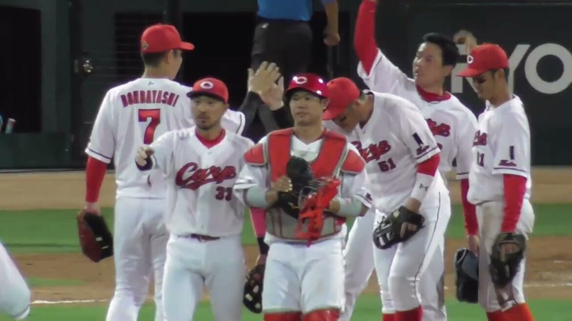 栗林良吏、9回1死一・二塁の重圧がかかる場面も見事に締めた！広島カープ勝利の瞬間&ハイタッチ！2024年7月31日