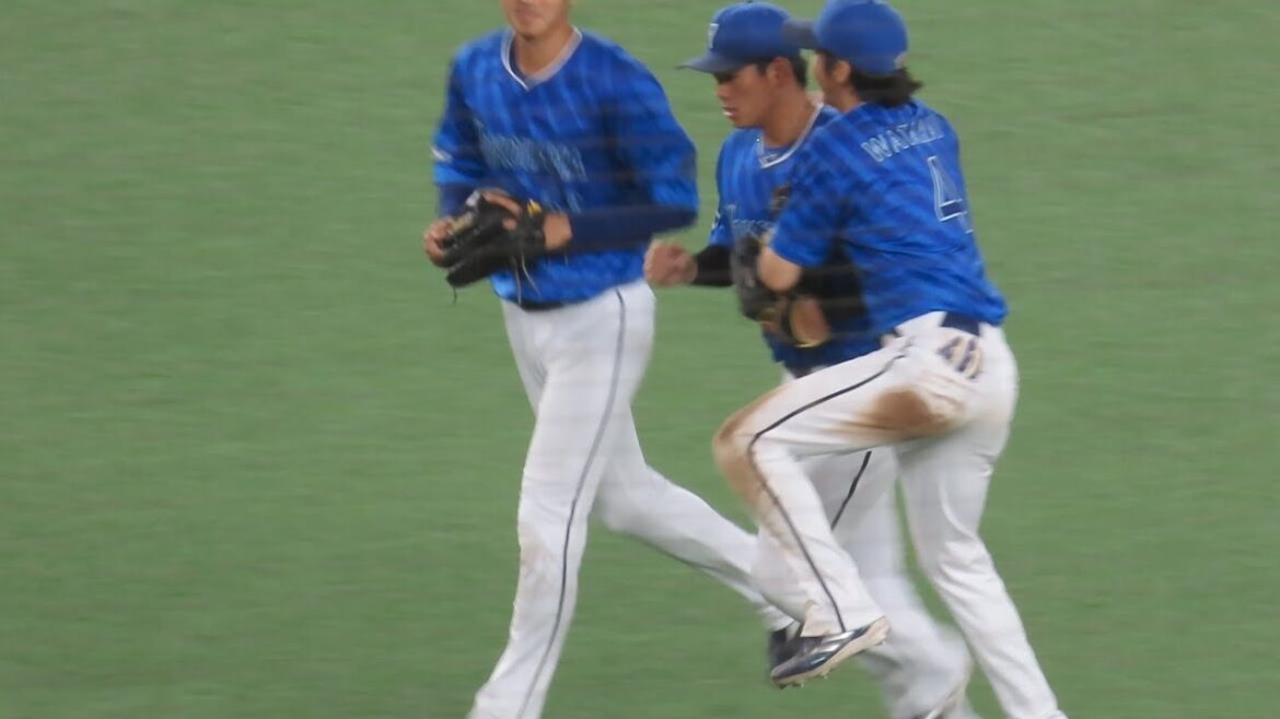 【勝利の瞬間】ノリノリな度会隆輝、グータッチしてこない蝦名先輩に全身でツッコむ　埼玉西武ライオンズ戦