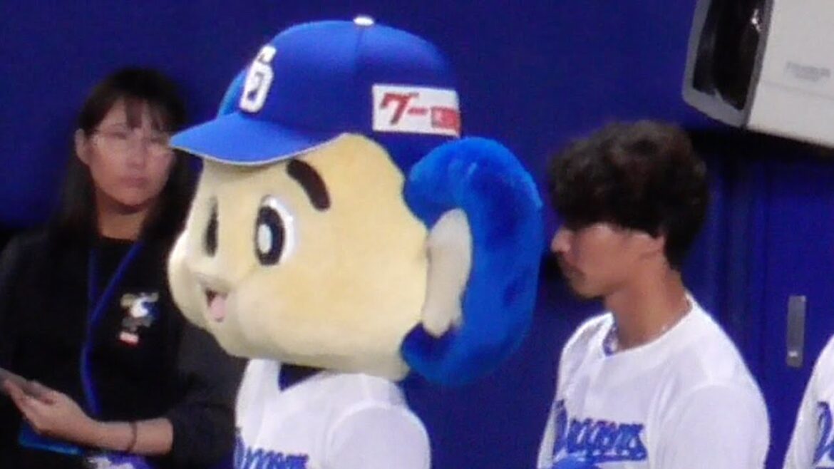 国歌演奏　ドアラ横のラッキーポジションは後藤駿太　龍空は胸に手をあてる　中日ドラゴンズVS東京ヤクルトスワローズ　2024/07/30