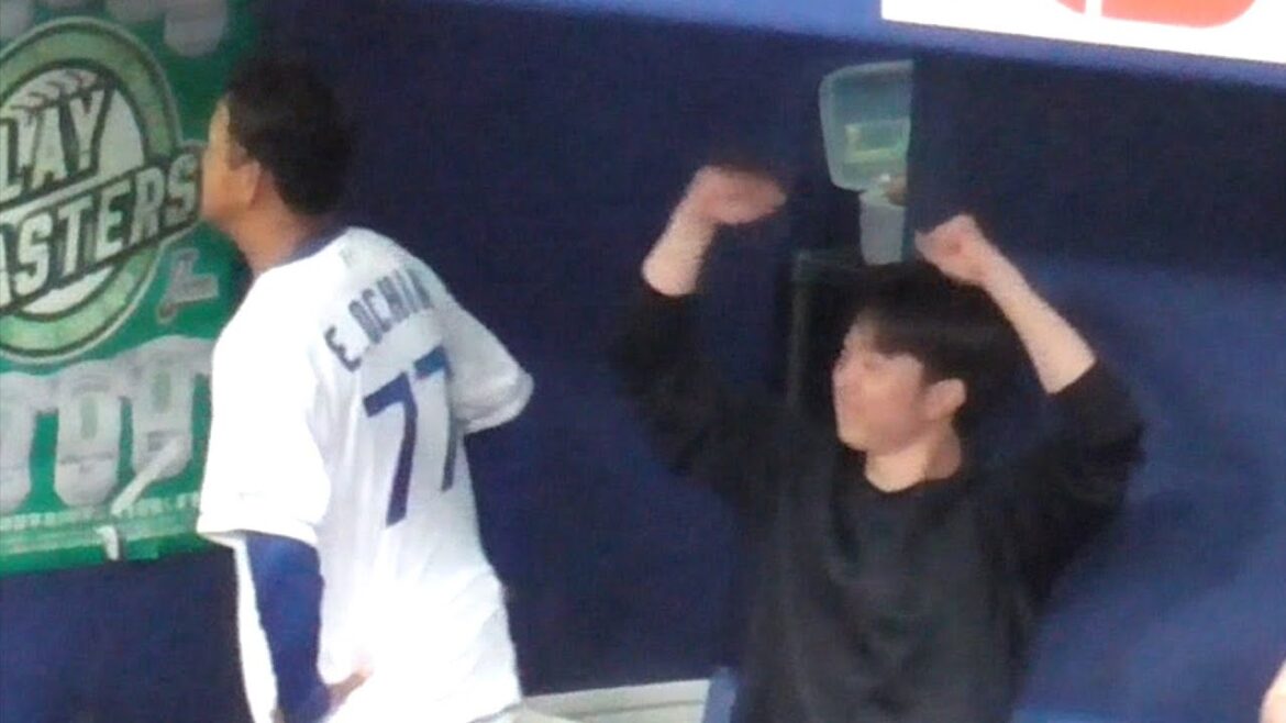 松木平優太のヒーローインタビューを聞き大喜びの髙橋宏斗と落合コーチ　中日ドラゴンズVS東京ヤクルトスワローズ　2024/07/31
