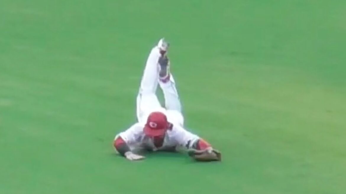 赤スーパーマンがレフトに！中村貴浩、梶原の打球を華麗にダイビングキャッチ！2024年8月1日