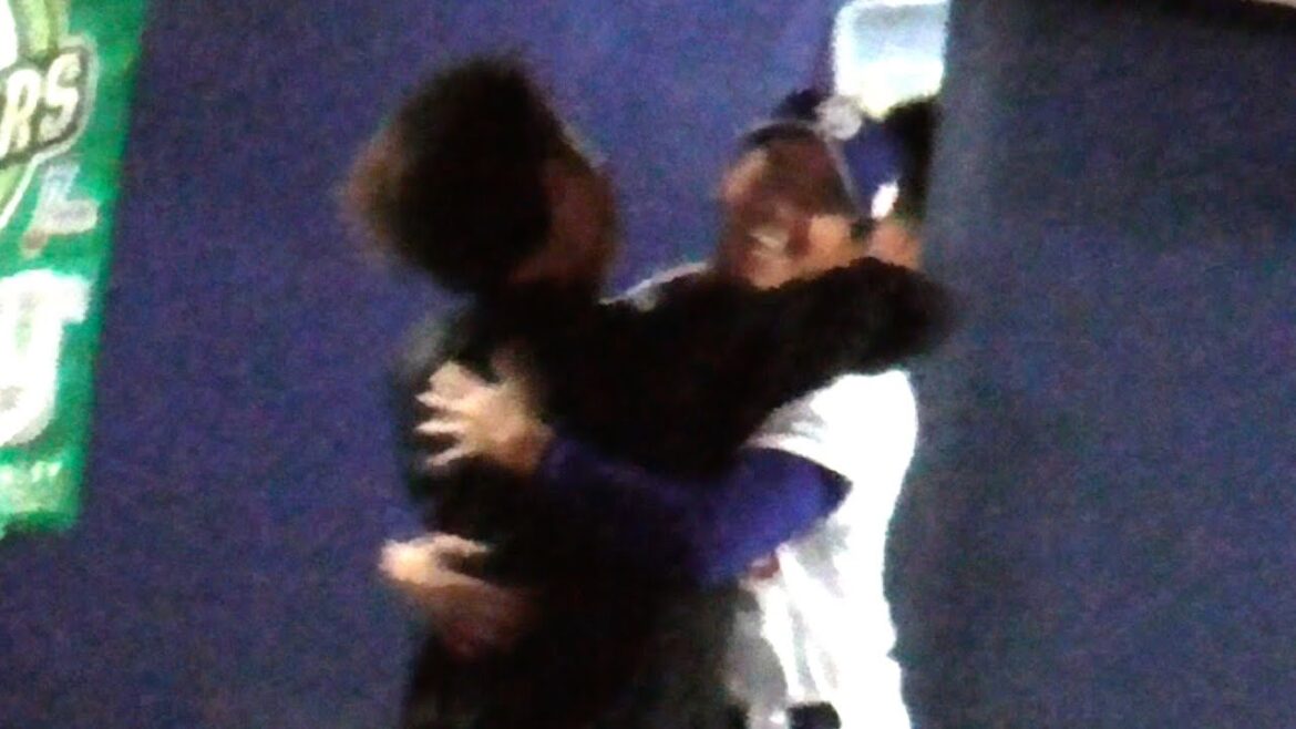 髙橋宏斗がベンチに駆けつけ初勝利の松木平優太と抱き合い祝福する　中日ドラゴンズVS東京ヤクルトスワローズ　2024/07/31