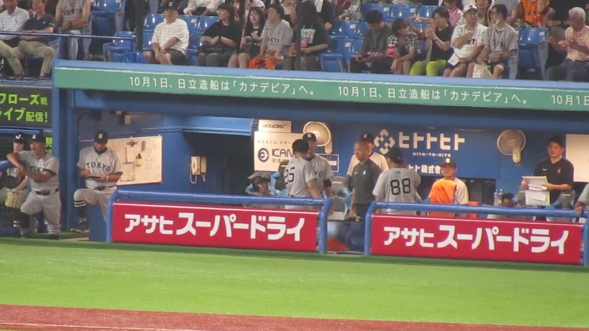 【ジャイアンツベンチ】大城卓三のタイムリーに喜ぶ丸佳浩や郡拓也など（ヤクルトスワローズ対 読売ジャイアンツ 2024年7月5日）